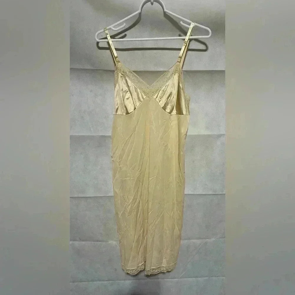 Vanity Fair NUDE Nylon Full Slip Size 36 L Silky Nylon Antron Lace Vintage NWOT